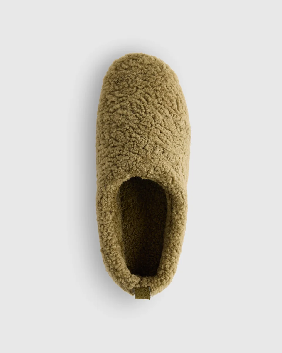 Quince Quince | Men's Genuine Shearling Lounge Slipper in Military Olive — Men Autumn green Accessories