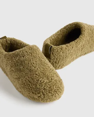 Quince Quince | Men's Genuine Shearling Lounge Slipper in Military Olive — Men Autumn green Accessories