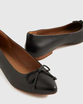 Quince Quince | Women's Italian Leather Pointed Bow Flat in Black — Women Winter black Accessories