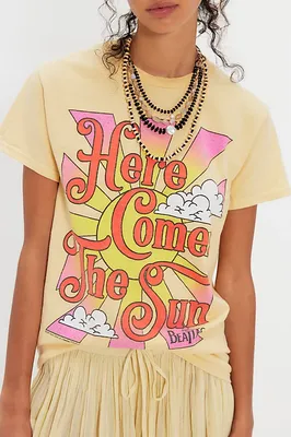 Junk Food Clothing Here Comes The Sun Tee in Vegas Gold — Women Spring camel