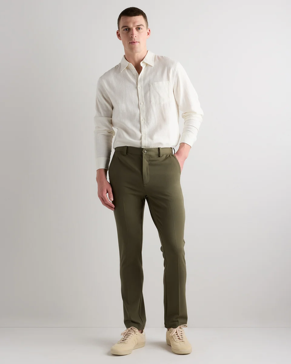 Quince Quince | Men's Ultra-Stretch 24/7 Smart Chinos Slim in Bayberry Olive — Men Autumn green Trousers & Chinos